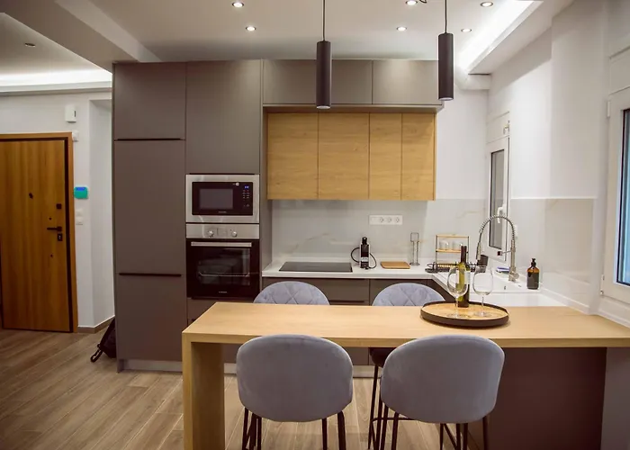 Chic And Modern Thissios Apartment
